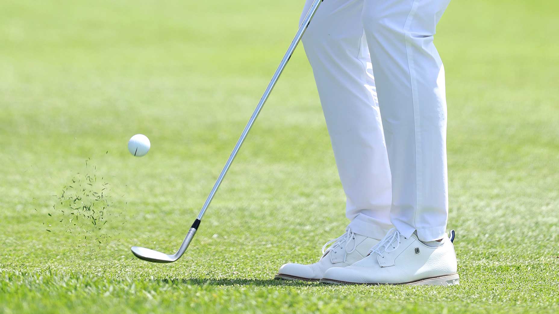 justin thomas chips off the green